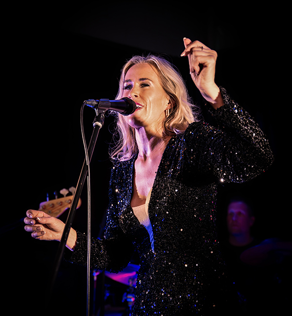 Julie Walter performing live